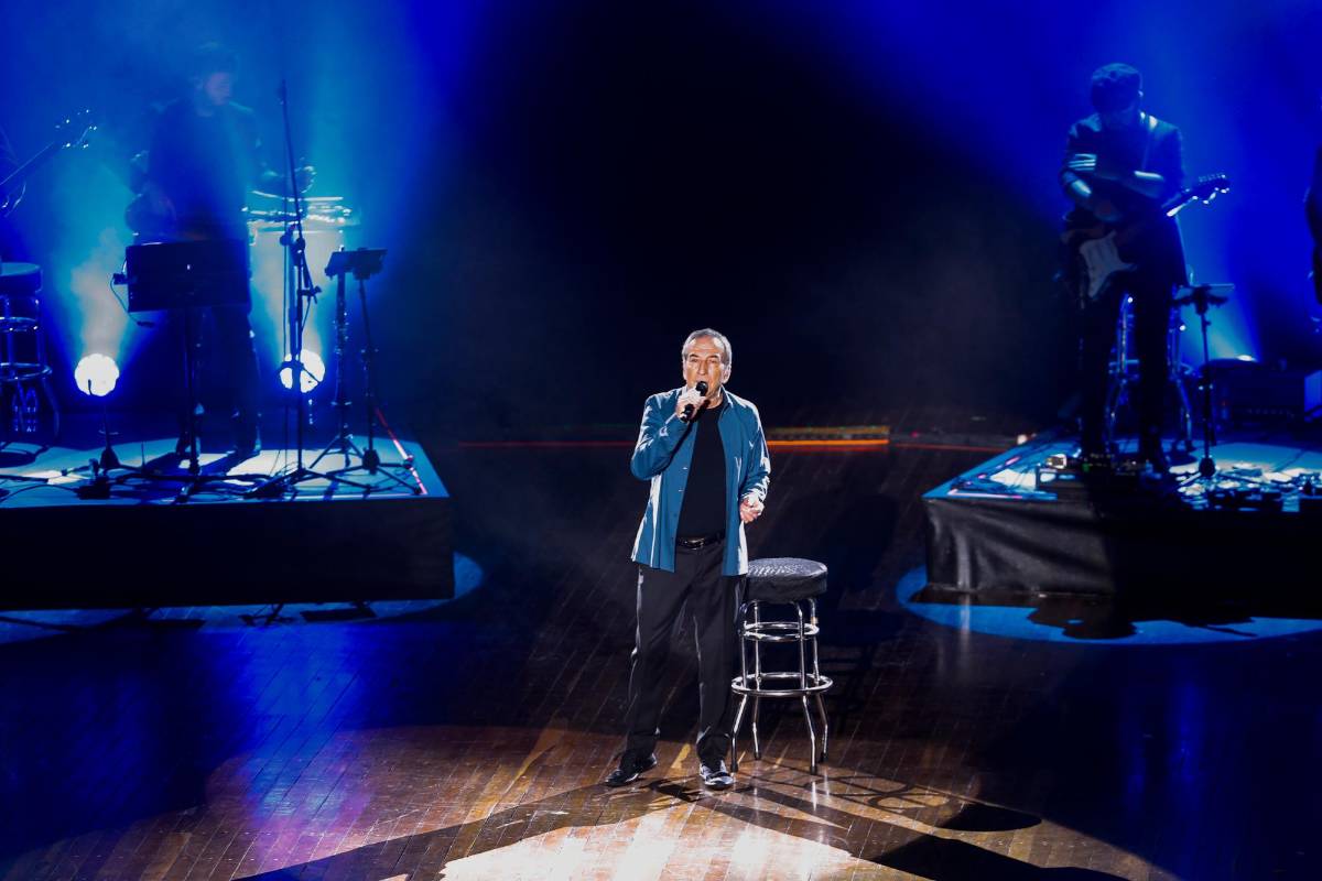 El cantautor español en su despedida de la ciudad llenó dos veces el Teatro de la Universidad de Medellín. Foto: Manuel Saldarriaga Quintero.