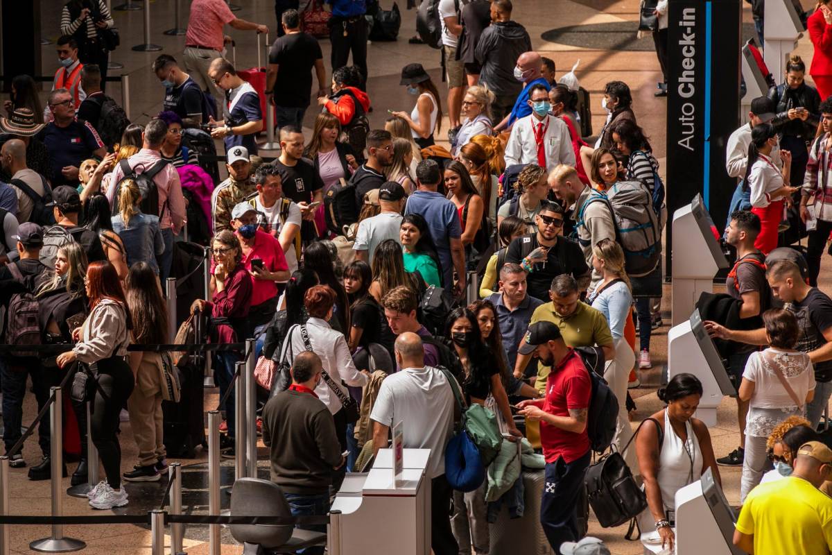 Las terminales aéreas de Medellín, Bogotá, Cali y Barranquilla están entre las involucradas debido a que quienes viajaban por Viva se quedaron varados y esperando respuestas. Foto: Carlos Velásquez