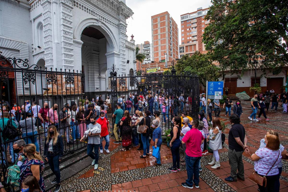 Aglomeraciones de personas se registraron al ingreso y salida de la Iglesia María Auxiliadora de Sabaneta. Foto: Carlos Velásquez