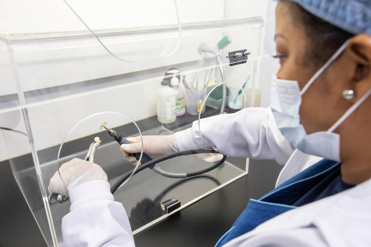 Entre las funciones de sus investigadores no solo está examinar huesos y dientes para conocer la identidad de cuerpos catalogados como NN, también analizar cabellos o gotitas de sangre para hacer seguimiento de pacientes con trasplantes o establecer filiaciones. Foto: Carlos Velásquez