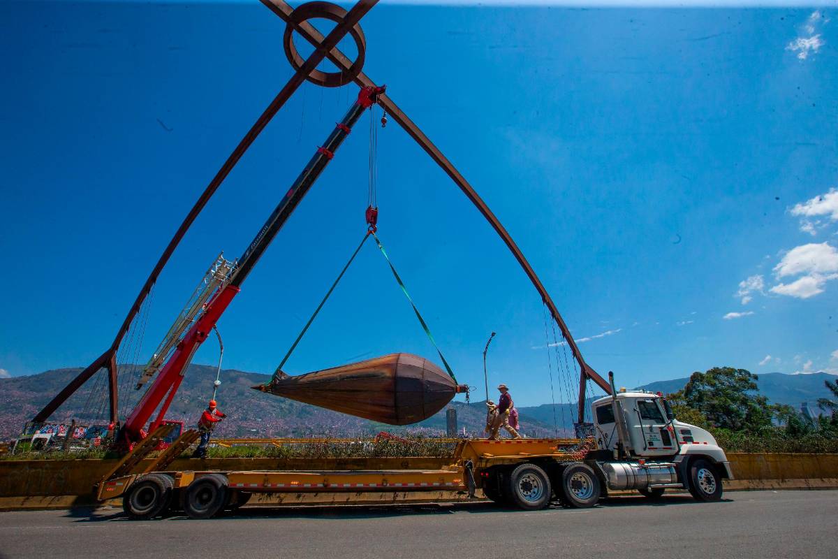 Una vez terminó el desmonte, la obra fue puesta bajo custodia y trasladada a un taller de la alcaldía para su reparación y mantenimiento. Foto: Esneyder Gutiérrez