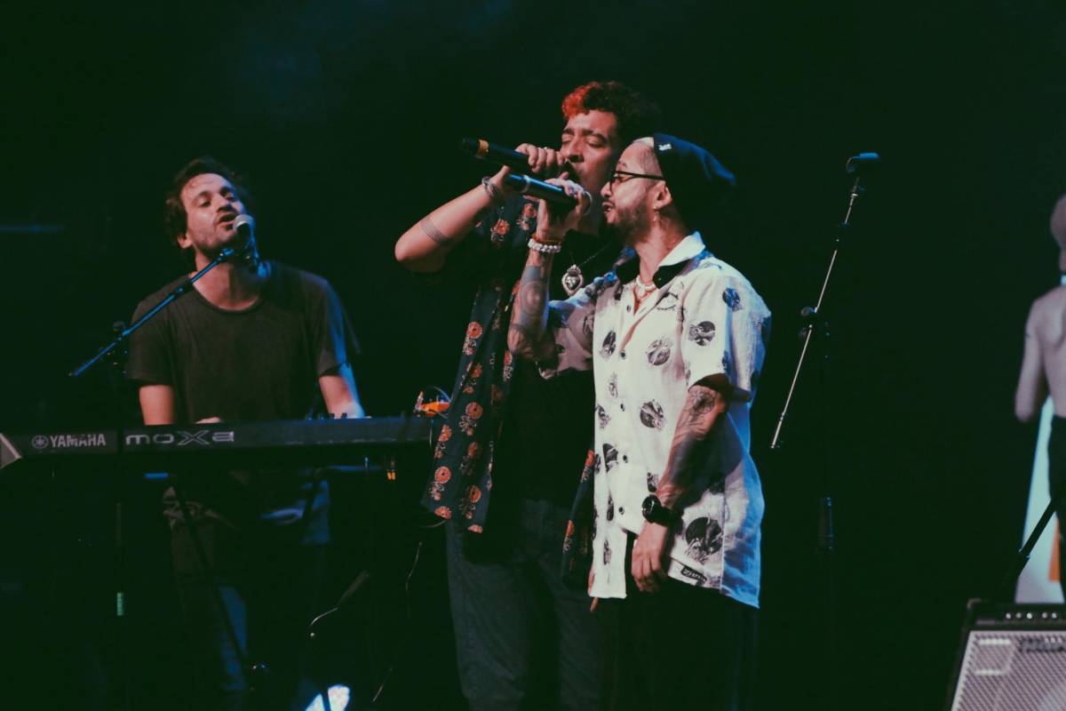  Muerdo junto al rapero antioqueño Kiño durante el concierto en el Pablo Tobón Uribe en Medellín. Foto: Daniela R. Gómez Isaza