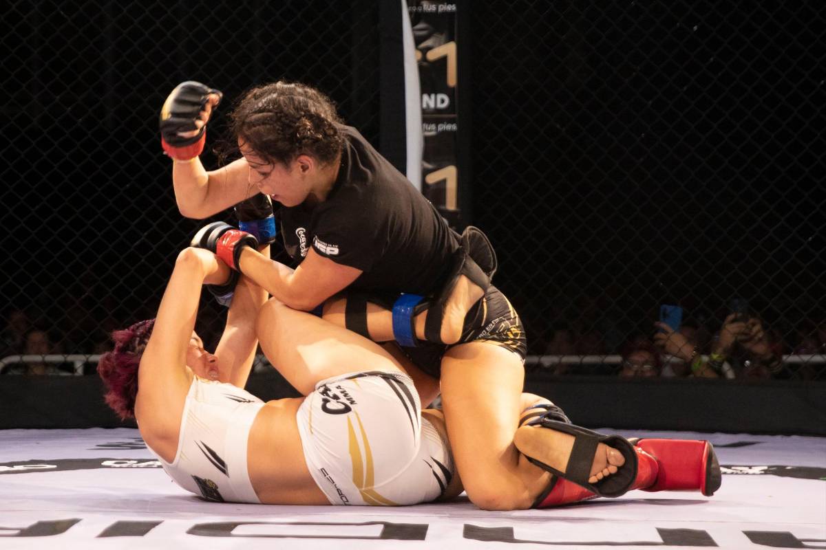 Laura Cañon, de uniforme negro, salió ganadora en un emotivo duelo. Foto: Edwin Bustamante. Foto: Edwin Bustamante.
