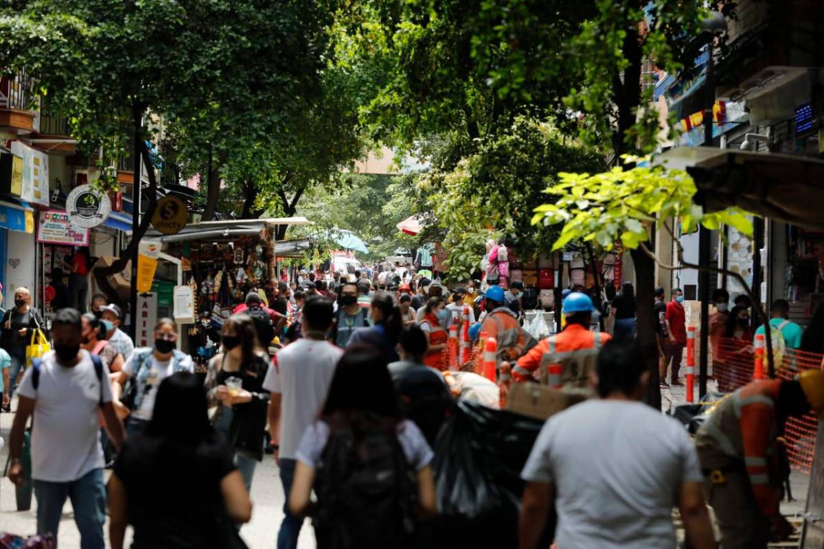 Muchos transeúntes se vieron de un lado para otro aprovechando el sábado sin restricción. Foto: Camilo Suárez.