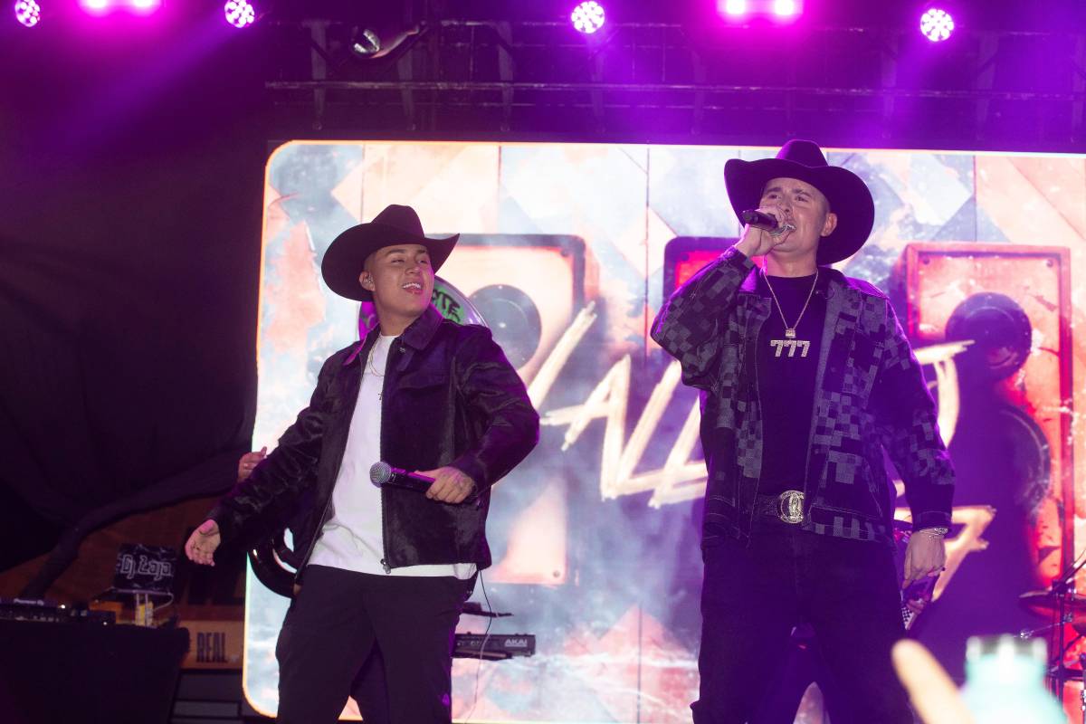 Jhaner Trujillo y Vallejo 777 en la tarima del showcase popular de los premios Heat. FOTO Esneyder Gutiérrez