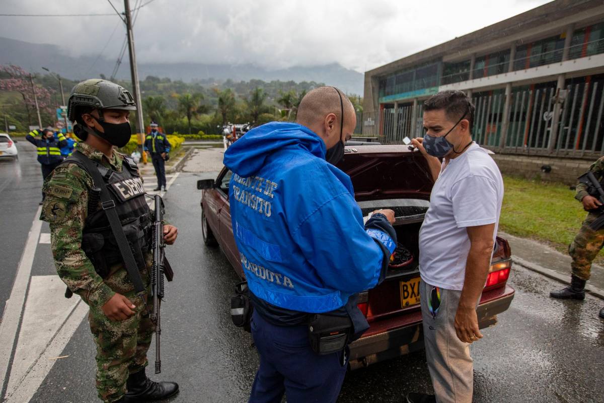 Las autoridades cuentan con el apoyo del Ejército Nacional en los diferentes puntos de control. Foto: Edwin Bustamante