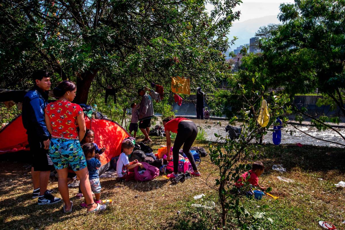 A orillas del río instalaron varias carpas y habilitaron un plástico improvisado para descansar y dormir. Foto: Esneyder Gutiérrez Cardona 