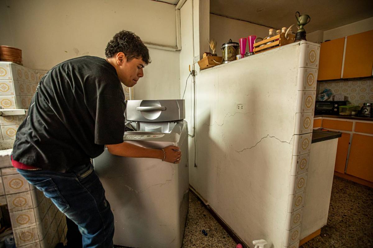 Según Juan David Correa, ingeniero experto en estructuras, comenta “lo que pasó allí fue que los estribos de la columna afectada cedieron por el peso”. FOTO CARLOS VELÁSQUEZ