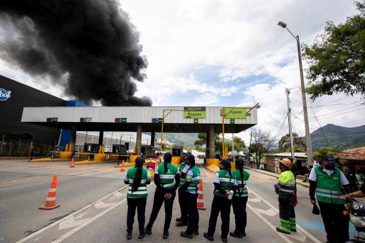 El paso a la altura del peaje El Trapiche se cerró en ambos sentidos debido al riesgo que representaban las llamas. Foto: Jaime Pérez.