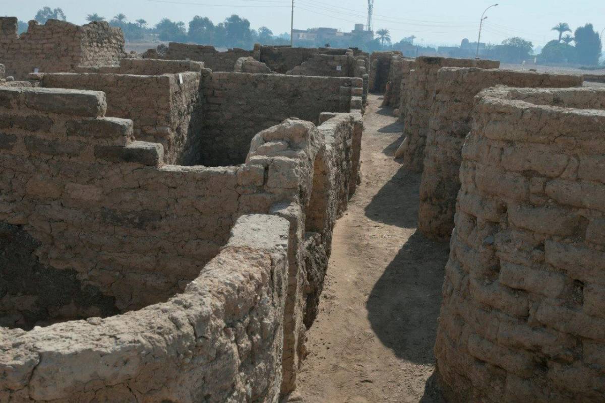 La ciudad, según el comunicado del gobierno Egipcio, “estaba cercada por un muro en zigzag, con un único punto de acceso”, lo que hace pensar a los arqueólogos que tenía una función defensiva. Foto EFE