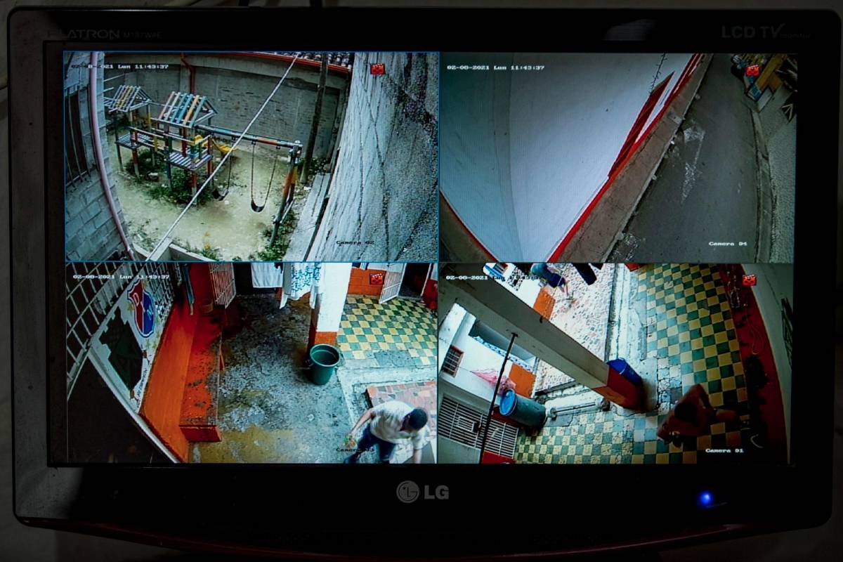 Un circuito cerrado de vigilancia sirve para cuidar tanto los reclusos como los instrumentos de la casa de la cultura. FOTO: Jaime Pérez