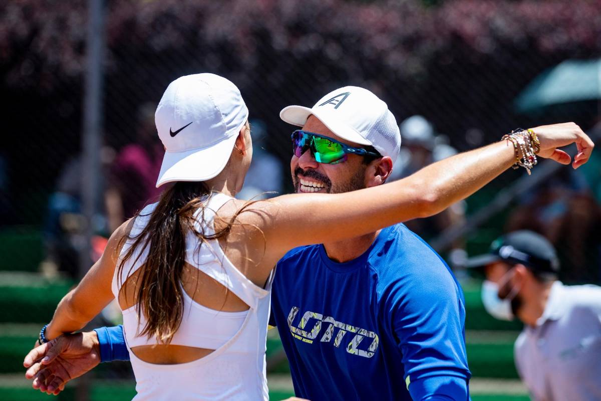 Emiliana Arango celebra su titulo con su entrenador Alejandro Falla. FOTO. Jaime Pérez