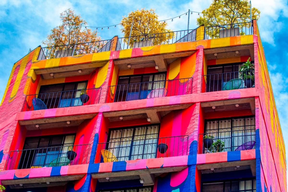 Edificios de color que rompen con los colores tradicionales de las edificaciones de Medellín. Foto: Camilo Suárez Echeverry
