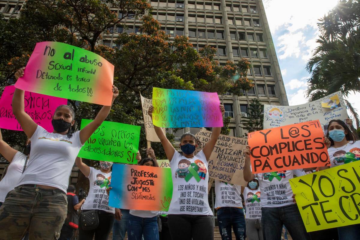 Las familias y allegados de los menores víctimas se reunieron a las afueras del Palacio de justicia en Medellín. FOTO EDWIN BUSTAMANTE