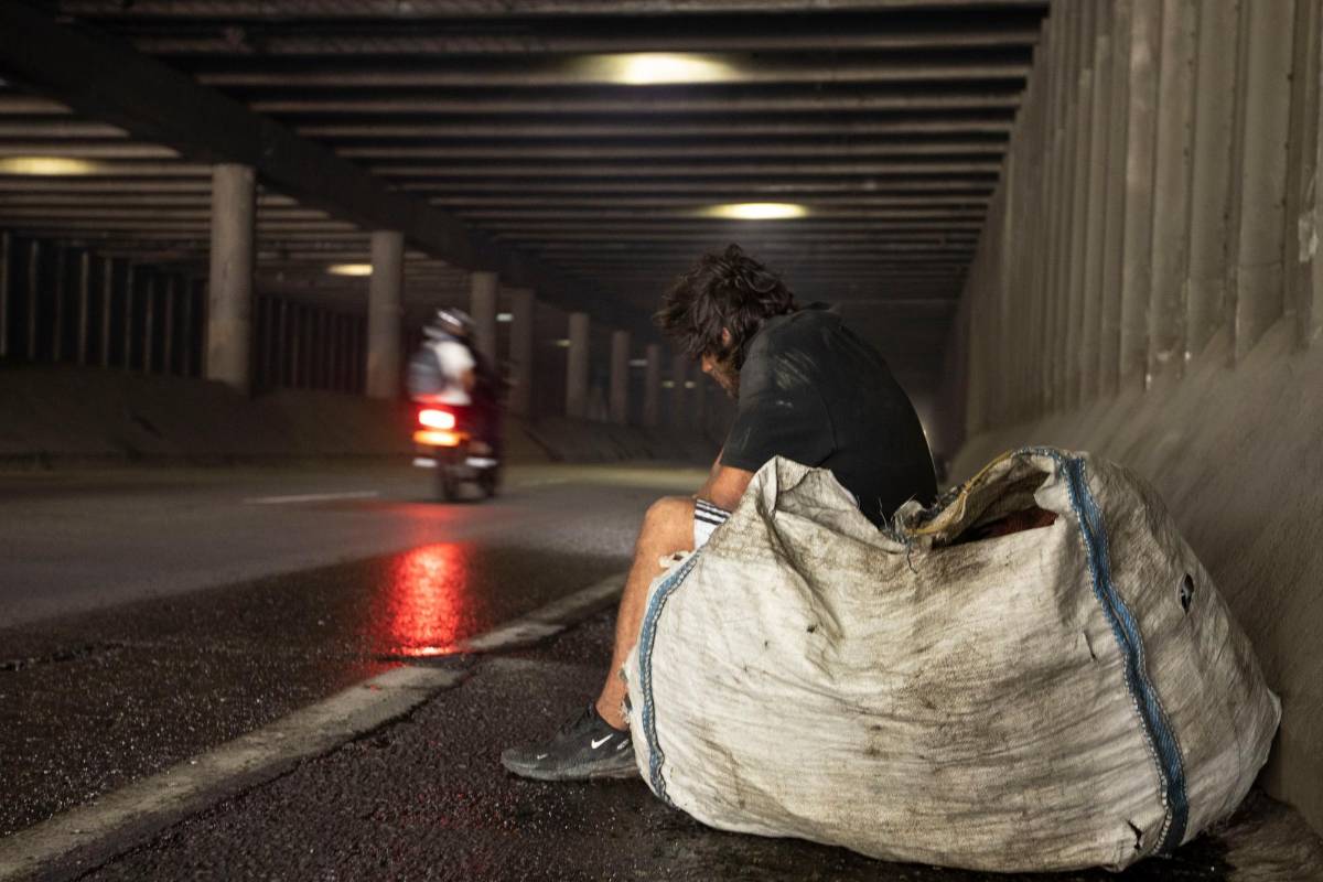A sus orillas, se ubican decenas de habitantes de calle que han tomado el espacio como refugio y como vivienda. Foto: Edwin Bustamante