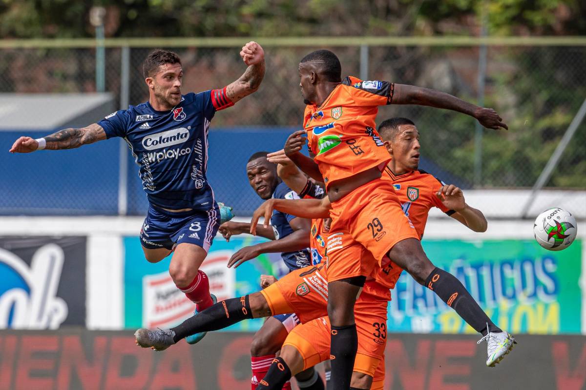 El capitán del Medellín Adrián Arregui se aproximó al arco rival. Foto: Carlos Velásquez