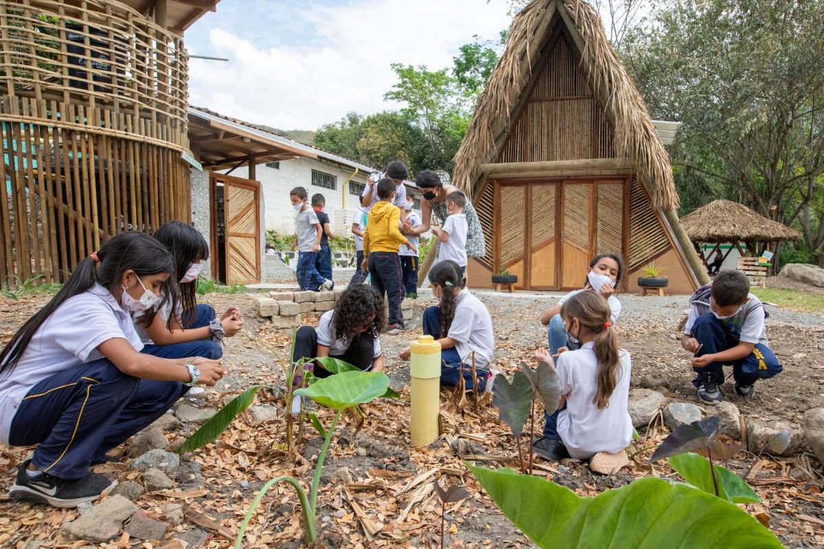 La granja ubicada en San Jerónimo cuenta con energía solar y un sistema de aguas autónomo. Los 50 estudiantes de la escuela tienen entre sus nuevos dispositivos educativos un hotel para insectos, huerto escolar, banco de semillas entre otros. Foto: Edwin Bustamante