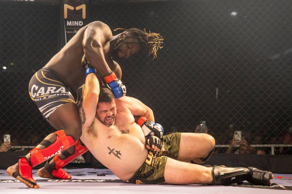 Por primera vez en Colombia hubo un representante de Senegal, Badou Zaky, quien venció al colombiano Gizbert Mendoza. Foto: Edwin Bustamante.