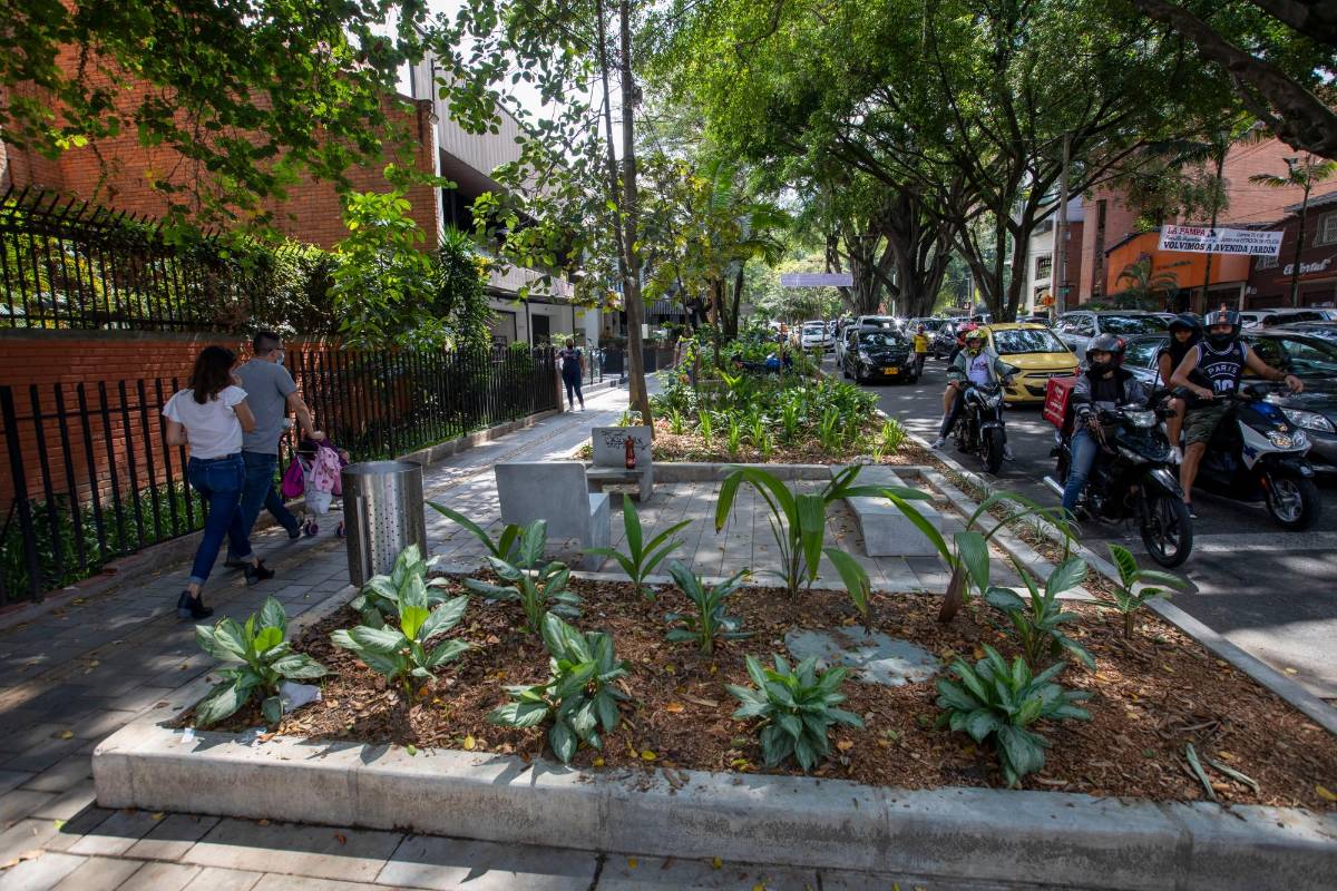 La Avenida Jardín es la que conecta el primer con el segundo parque de Laureles y dispone de un corredor peatonal. Foto: Edwin Bustamante