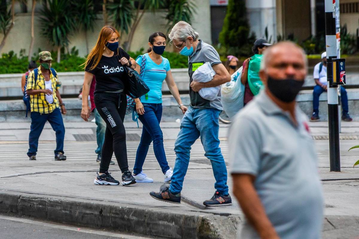 A pesar de la medida de aislamiento implementada por la alcaldía de Medellín, en algunos sectores del centro como el Parque Berrio, se vieron transeúntes. Foto: Carlos Velásquez