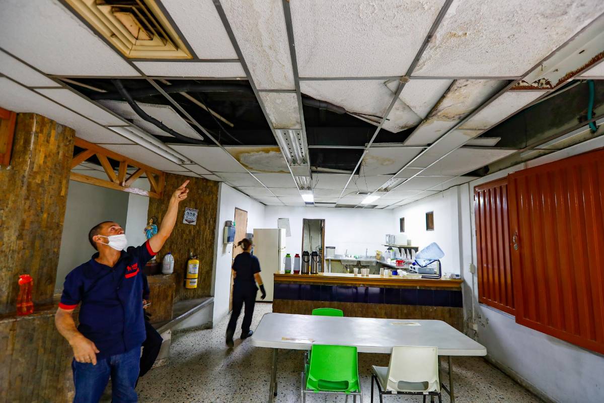 En este espacio, que ya muestra daños en el techo, se hace el registro de operaciones como compraventas. Foto: Manuel Saldarriaga 