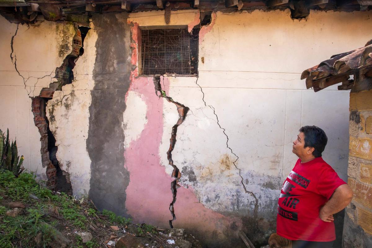 Gloria Jiménez, vecina de la edificación, cuenta que los problemas con el templo se presentan desde hace 10 años cuando las paredes del templo se empezaron a tarjar. Foto: Carlos Velásquez