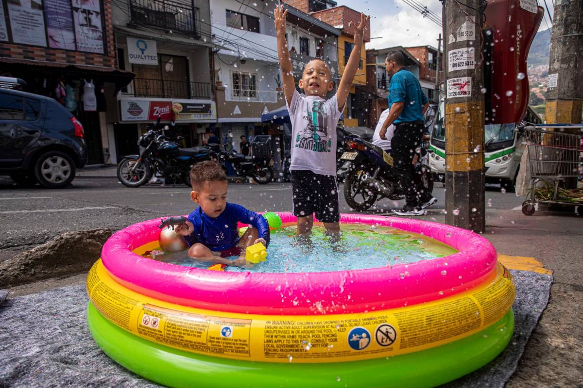 Niños felices en sus piscinas inflables fue una constante en el recorrido que realizamos por los barrios de Medellín. Foto: Carlos Velásquez