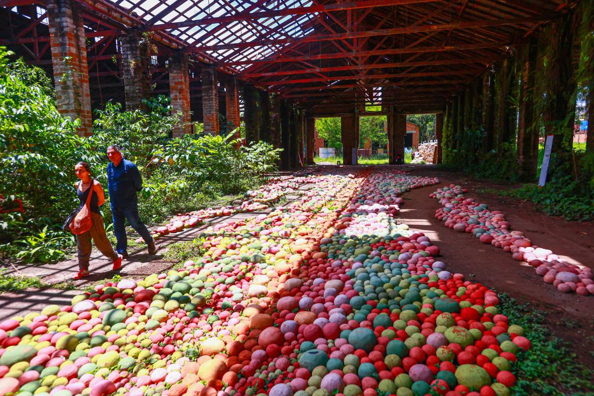 En el Parque de Artes y Oficios (PAO) en Bello se exhibe la obra del artista Jorge Julián Aristizábal, donde 20 toneladas de arcilla se transformaron en 20.500 esferas de barro. Foto: Manuel Saldarriaga Quintero.