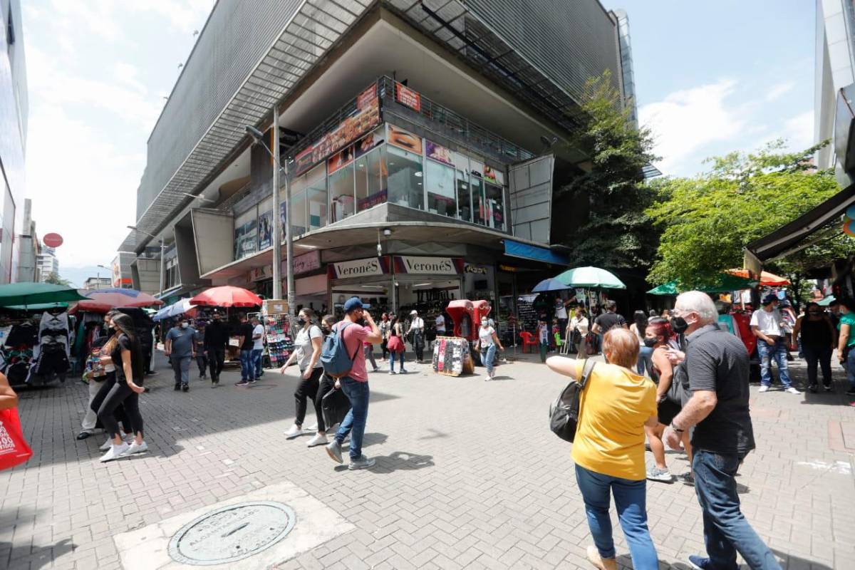 Muchos transeúntes se vieron de un lado para otro aprovechando el sábado sin restricción. Foto: Camilo Suárez.