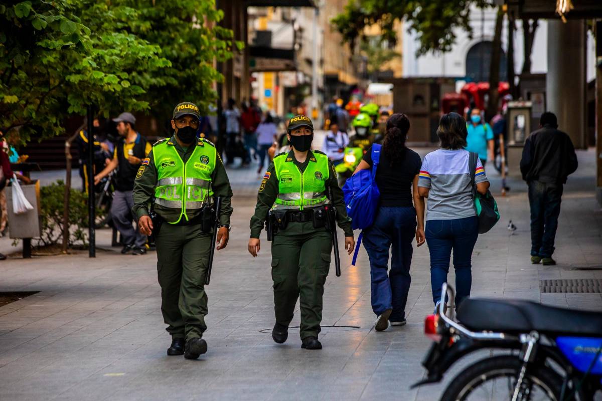 En el Parque Berrio pese a la presencia de la Policía se vieron personas transitando las calles. Foto: Carlos Velásquez