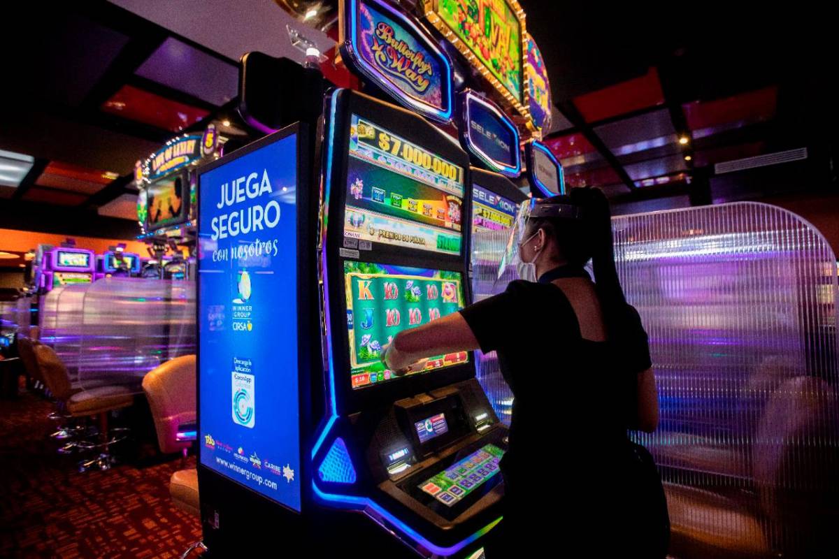 Este tipo de juegos, que requieren presencialidad de los apostantes, comprende casinos, bingos, videobingos, esferódromos, mesas de póquer y máquinas electrónicas tragamonedas, entre otros, y hacen parte del grupo de juegos nacionales al lado de los juegos novedosos, los juegos promocionales y las rifas. FOTO: JUAN ANTONIO SÁNCHEZ