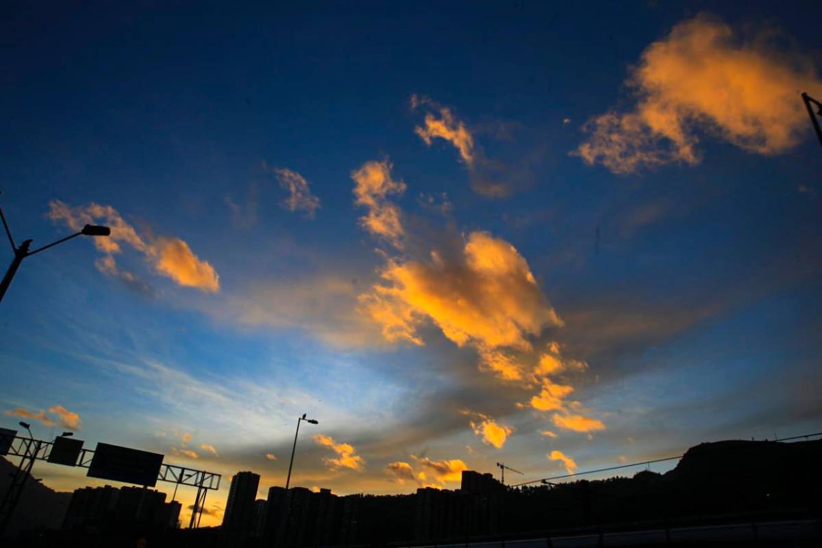 Desde tempranas horas de la mañana se vieron los destellos del sol asomándose entre las nubes. Foto: Juan Antonio Sánchez