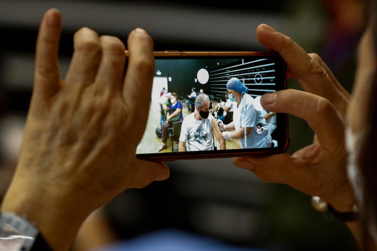 No solo basta para muchos usuarios que le apliquen la vacuna, también la foto o el vídeo es la prueba reina. Foto: Manuel Saldarriaga Quintero.