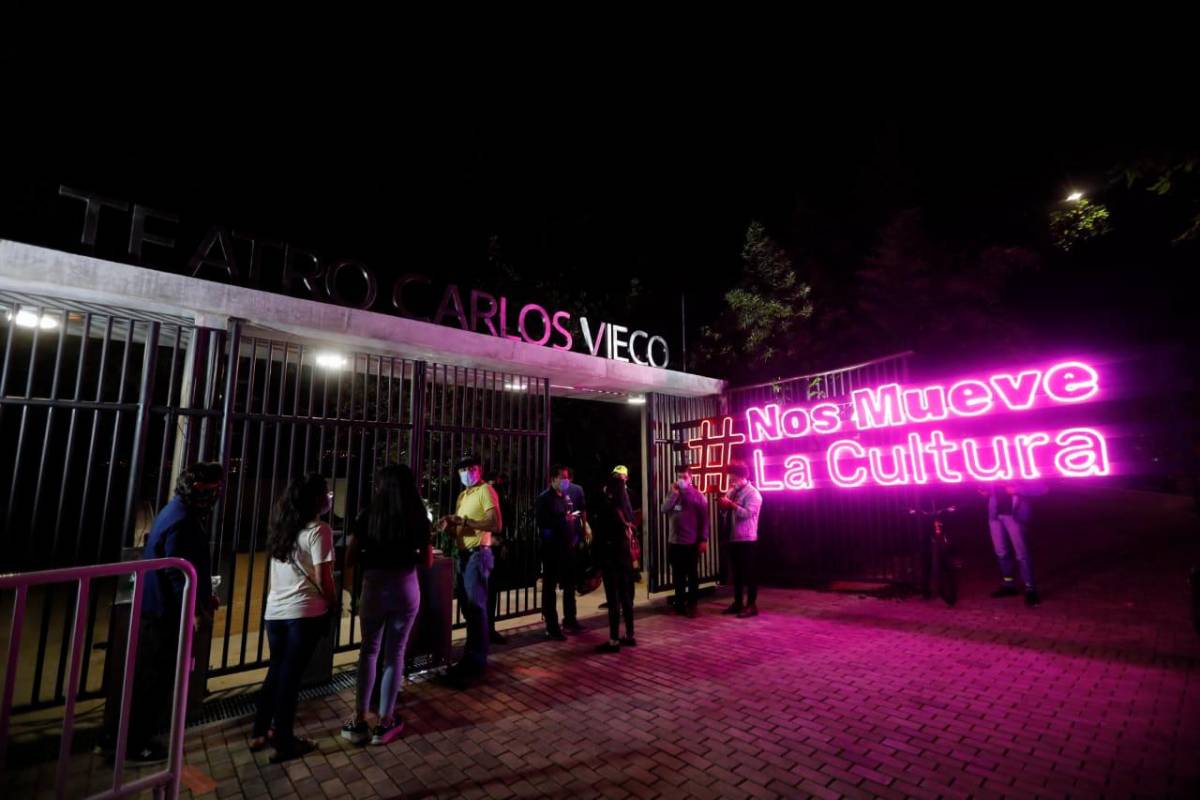 Han pasado siete años desde la ultima vez que sobre la tarima del Carlos Vieco se paró un artista, los mismos años en los que las tribunas han permanecido vacías y sus accesos cerrados. Foto: Camilo Suárez