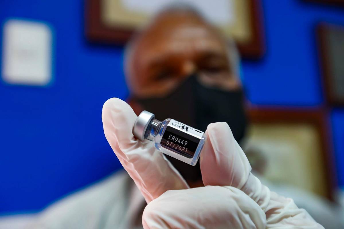Las personas que van a ser vacunadas tienen derecho a observar el medicamento que le será aplicado contra el covid. Foto: Manuel Saldarriaga Quintero.