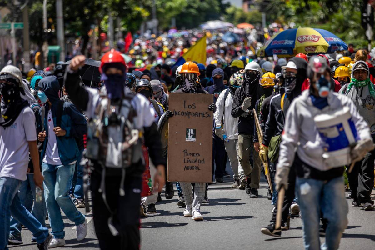 Los jóvenes pertenecientes a la primera línea encabezaron todas las marchas. FOTO: Carlos Velásquez