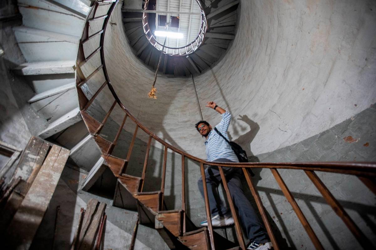 Tras subir hasta la torre del reloj, Ómar cuenta un poco de sus orígenes. Pese a que tiene un marcado acento paisa, el hombre cuenta que nació en Aruba hace 26 años, en el seno de la familia conformada por una paisa y un palmireño que en los 80s se fueron a “venturiar” en las Antillas durante su boom económico. Foto: Esneyder Gutiérrez 