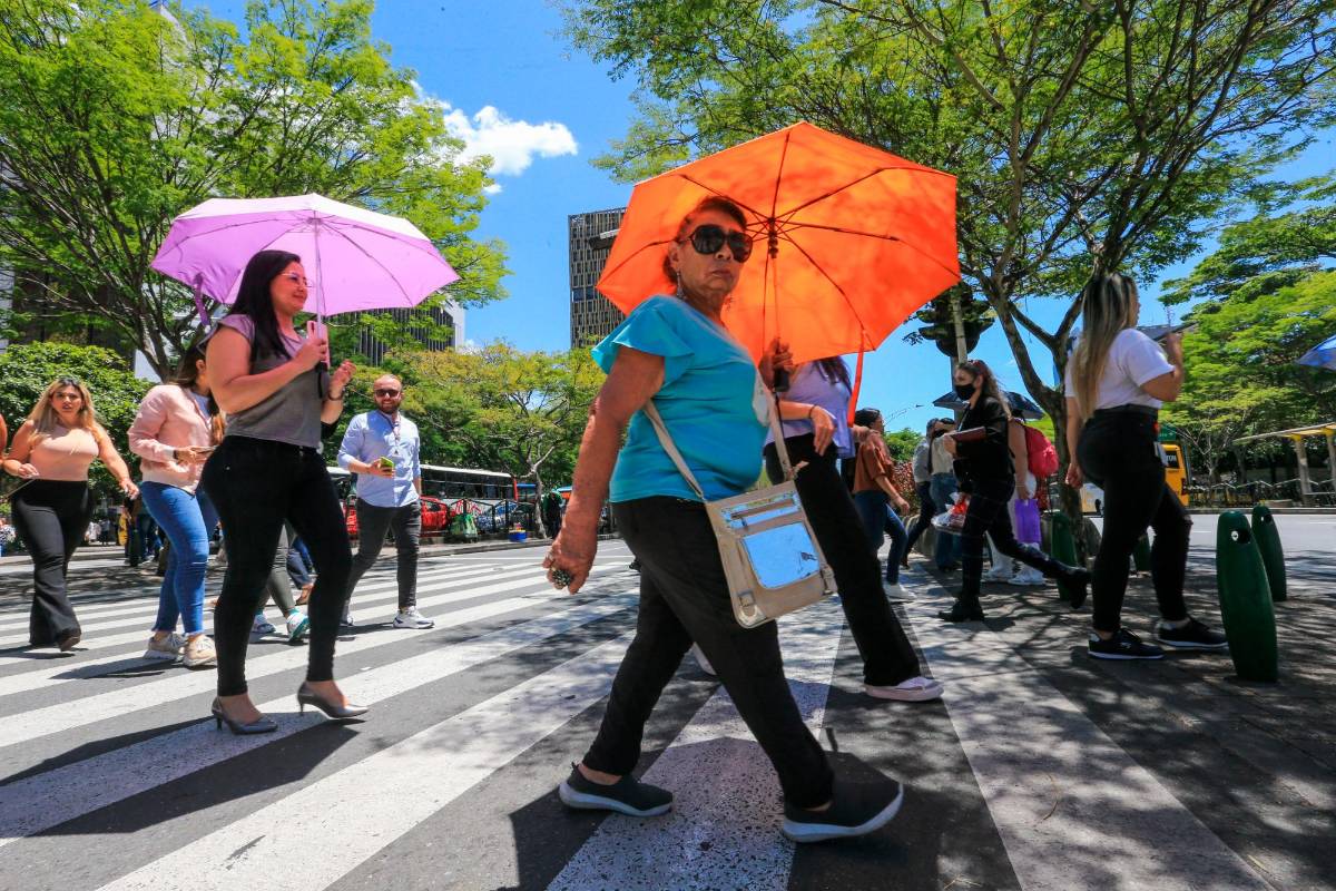 Debemos evitar estar expuestos en las horas más peligrosas, que son entre las 10:00 de la mañana y 2:00 de la tarde y aplicarnos protección solar. Foto: Esneyder Gutiérrez 