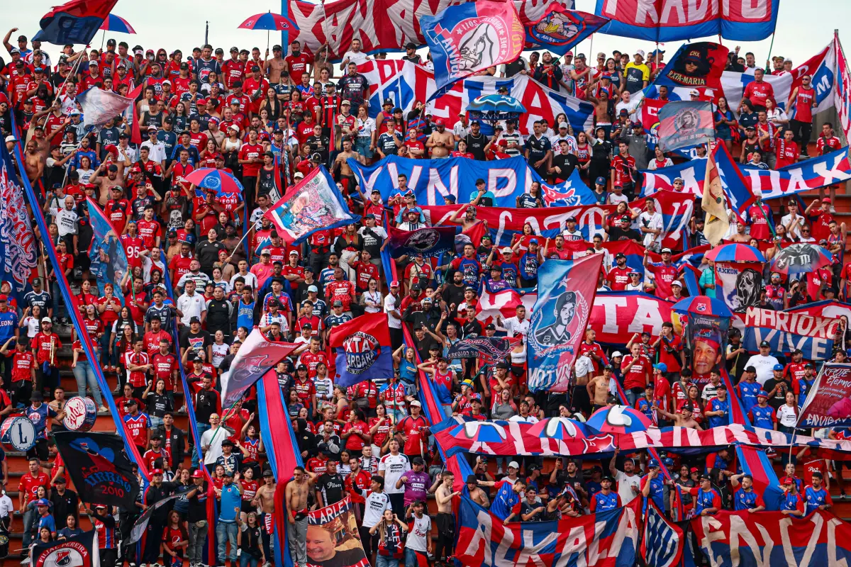 Los aficionados que llegaron a las tribunas del estadio prendieron, durante los últimos minutos del encuentro, las linternas de sus celulares, a modo de protesta por la oscuridad y como una manera de que el escenario deportivo se iluminara. Foto: Manuel Saldarriaga Quintero.