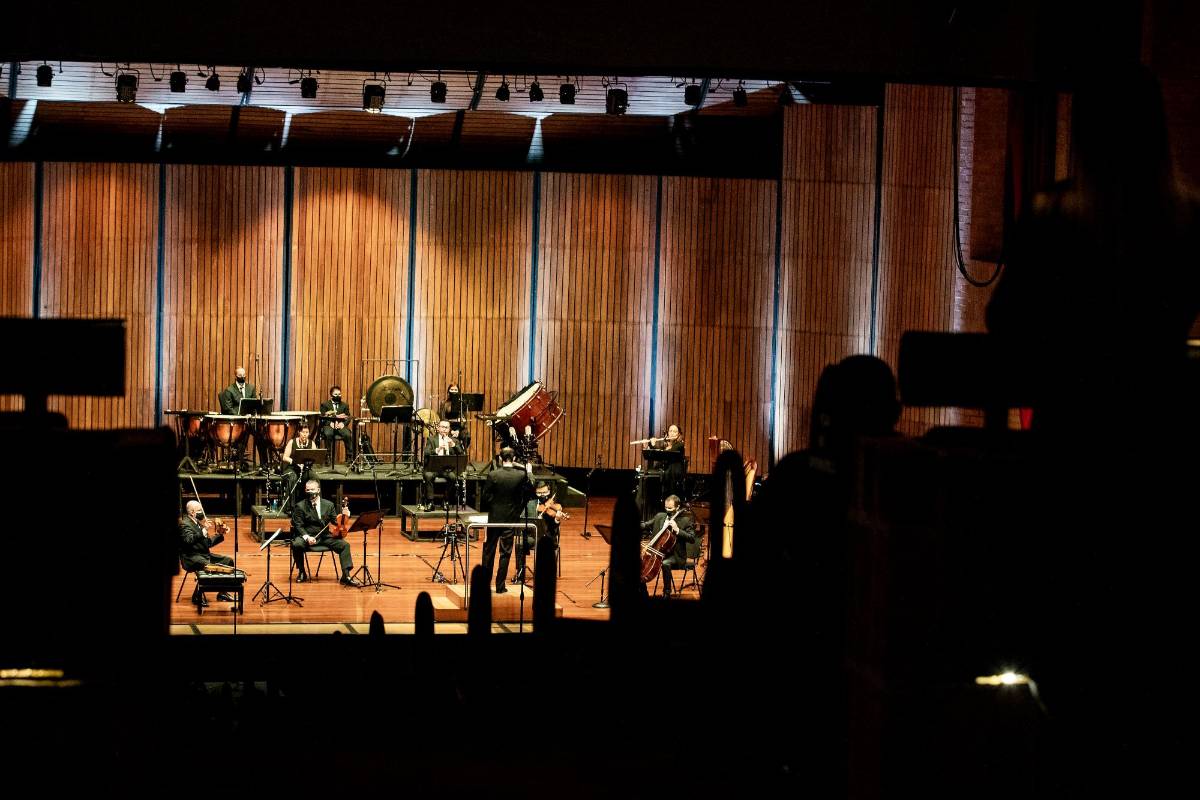 La obra presentada fue la sinfonía número 4 de Gustav Mahler, dirigida por el maestro Alejandro Roca. Foto: Jaime Pérez