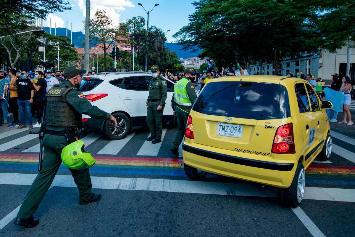 La policía tuvo que intervenir para evacuar a los carros que quedaron en medio de la protesta. FOTO: Jaime Pérez