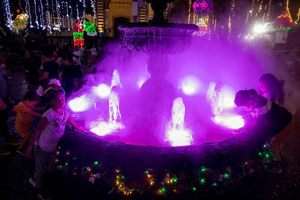 Las risas de los niños, los globos de helio y los algodones comestibles, además de las luces, han hecho de ese lugar un parque de diversiones. Foto: Edwin Bustamante