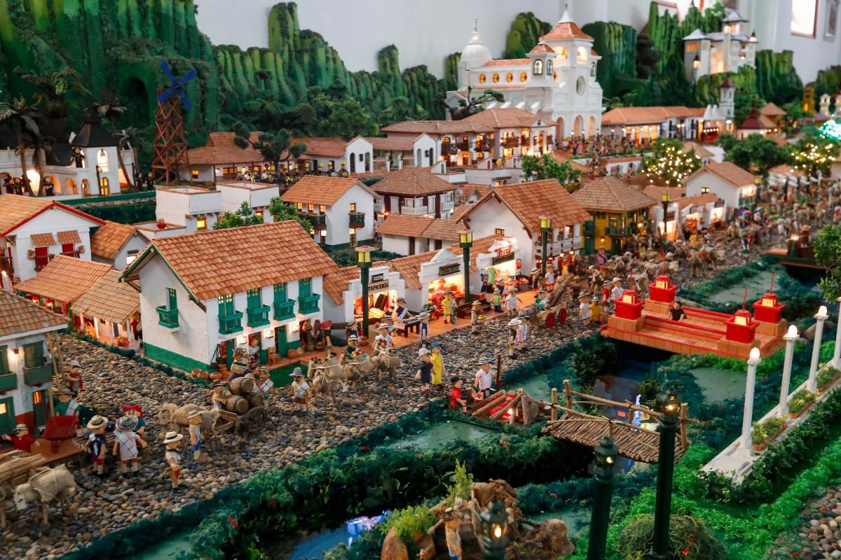 El pesebre está lleno de detalles de la cotidianidad antioqueña, tiene 2.500 figuritas y 250 edificios que se asemejan a los pueblos paisas. Fotos Manuel Saldarriaga