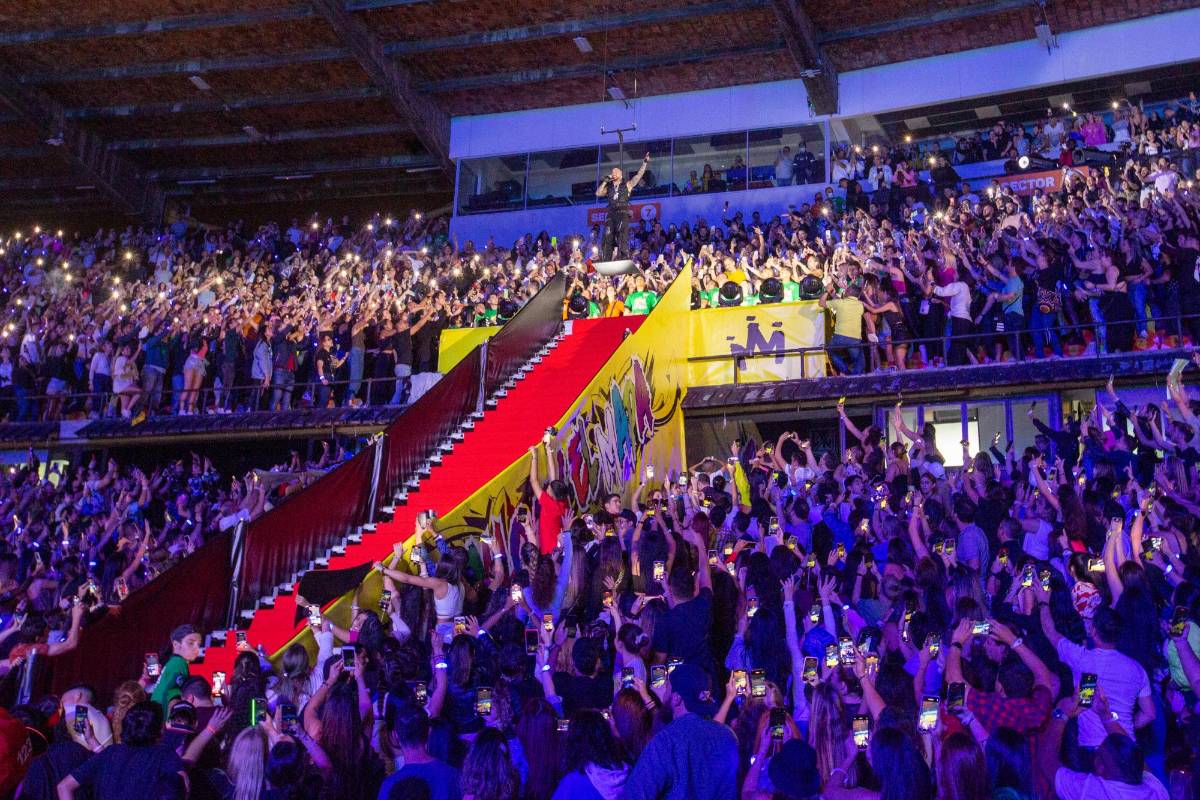 Una de las sorpresas de la noche fue cuando tras una breve pausa, las luces apuntaron hacia la tribuna Occidental alta. Allá estaba Maluma cantando. Descendió por unas escaleras con tapete rojo y caminó hasta la tarima, mientras se tomaba selfies con el público. Foto: Carlos Velásquez