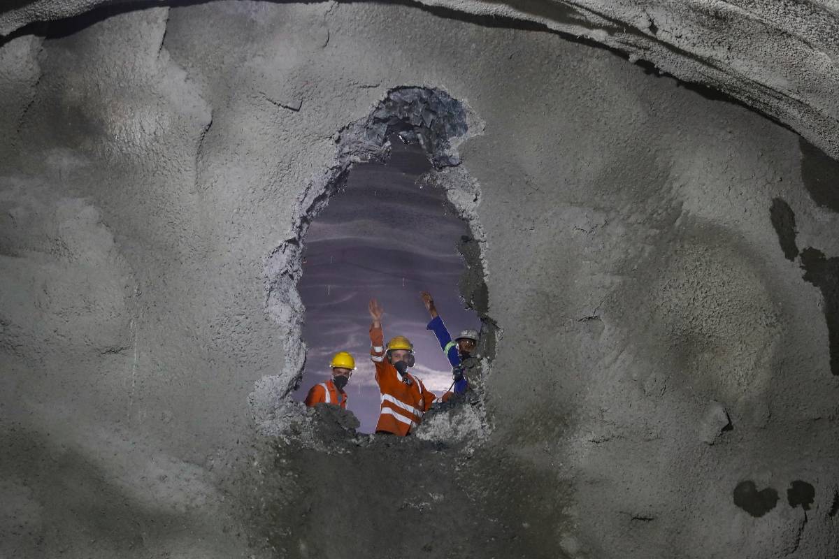 El túnel se compone de dos calzadas, la que se encontró es la izquierda. La otra sigue avanzando y se espera que sus dos frentes de trabajo se encuentren en junio de este año. Foto Manuel Saldarriaga