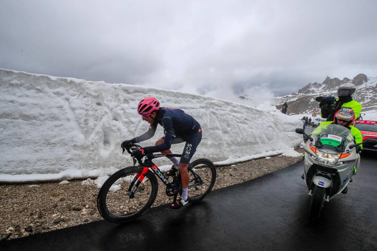 Bernal, atacó a sus rivales en los últimos cuatro kilómetros del ascenso y se impuso en la “Cima Coppi”, ubicada a 17 km de la meta y tomó una ventaja que le alcanzó para llegar solitario a la meta. Foto AFP