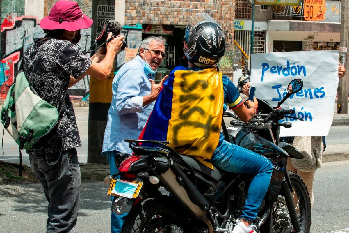 Al cumplirse un mes desde el inicio del Paro Nacional, Medellín vivió una nueva jornada de marchas. Foto: Jaime Pérez
