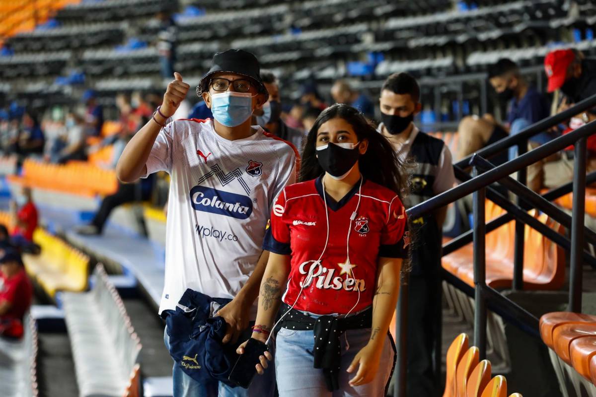 Guardando todos los protocolos de bioseguridad, los hinchas hicieron el arribo a las tribunas para ver sus equipos, después de tanto tiempo. FOTOS MANUEL SALDARRIAGA