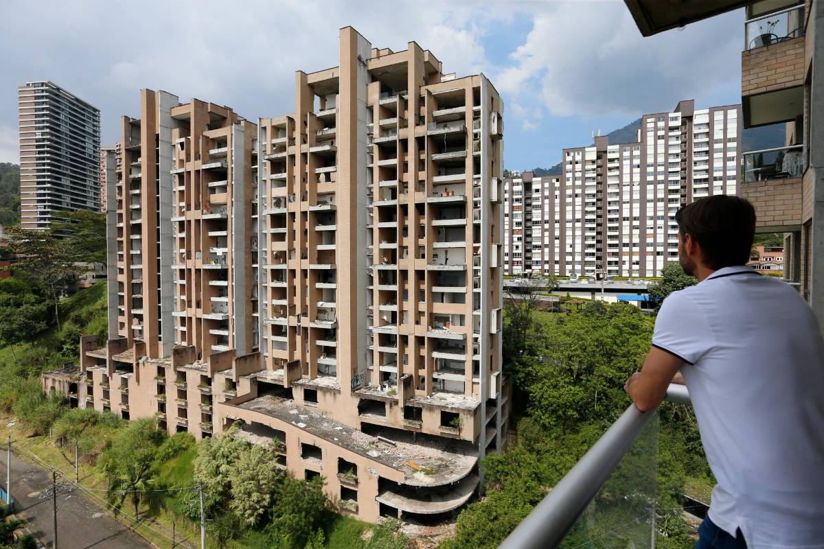 Carlos Rueda, quien vive en una de las unidades continuas, ve con preocupación el saqueo que realizan extraños a diario y que ponen en riesgo el edificio donde vive en caso de colapso del Continental Towers. Foto: Esneyder Gutiérrez. 