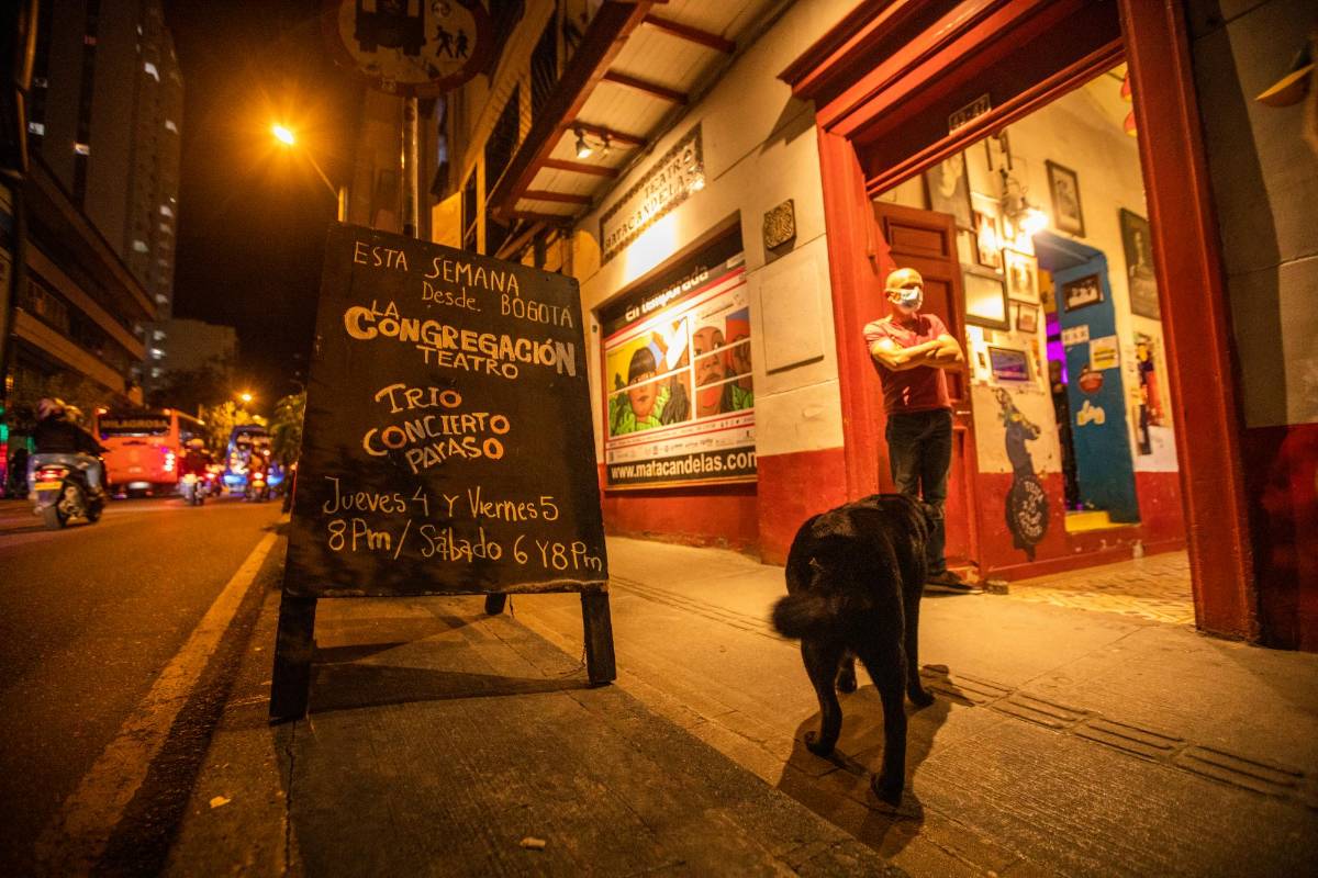 Las consecuencias económicas de la pandemia del covid-19 y las restricciones de los gobiernos han puesto contra las cuerdas a las salas de teatro de Medellín, sobre todo a las de pequeño y mediano formato. FOTO Carlos Velásquez 